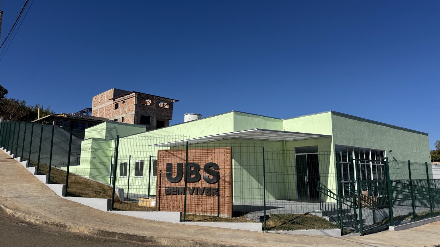 Fachada da UBS Bem Viver concluída, em Cachoeira do Campo