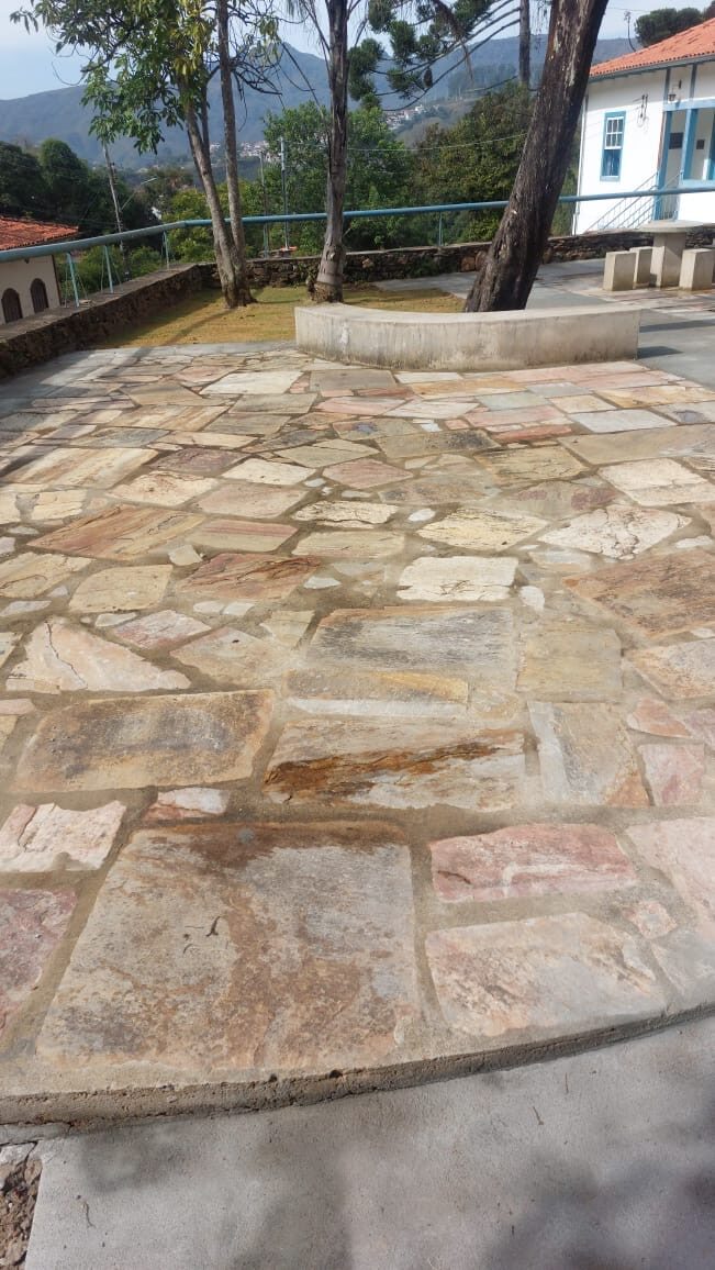 Recuperação do piso de pedra na área externa do casarão