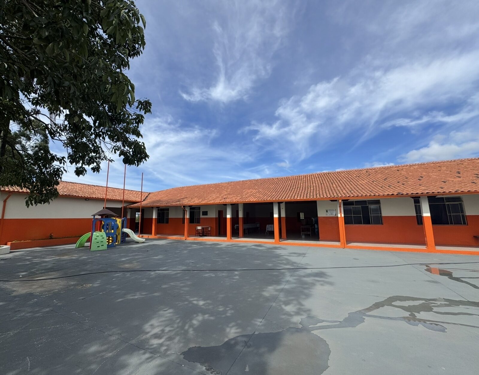 Vista geral do pátio escolar revitalizado