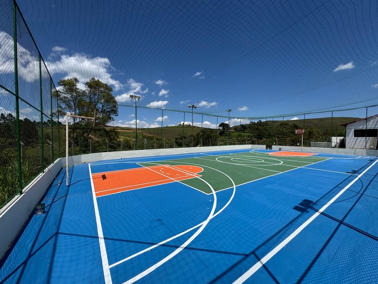 Vista lateral da quadra e equipamentos esportivos